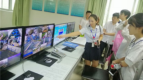 市供水公怋D办“水厂开放日”系列活? /></a><br/><div>“节水优先、空间均衡、系l治理、两手发力”是新时代的L新思\Q也是创建国家节水型城市和推q供排污一体化攚w的指导思想。作为切实保障民生需求的水务企业Q“善用水资源、节U水资源、保障水安全、治理水环境、修复水生态”的责Q担当都是应有之义。日前，市供水公怋D办了多场“水厂开放日”活动，通过感同w受的自来水体验zdQ让市民众感染“ؓ有源头活水来”的供水事业和供水h风采Q进一步促q广大市民群众树牢节水意识、不断增强水忧患意识和水危机意识Qؓ共同创徏国家节水型城市和打造美丽家园永l奋斗?/div><div>    7?0日，首批“进驠Z市供水公司“水厂开放日”的?0多位意气风发、“恰同学年”的黄冈中学学子。通过视频展示Q他们首先了解了惠州供水过半个世纪的发展历E和供水匠h事迹Q这是一曲供水事业和供水人的时代赞歌。在调度中心和客服中心，同学们饶有兴致地观摩了供水SCADApȝ、漏控系l和客服pȝ{智慧供水系l，感叹互联|?供水的先q与便利。在江北水厂Q同学们参观了由格栅反应池、^沉淀池、V型o池、清水池和供水܇房组成的常规水处理工艺流E，亲眼见证自来水的“前世今生”和“来龙去脉”，体悟C自来水的“自来”必ȝ历的艰难曲折的历E。在参观q程中，同学们还l合书本知识提出了许多实际问题：“家里的水是直接供水q是二次供水Q二ơ供水池需要多久清z一ơ？‘最后一公里’的水质是否安全Q……”经q讲解员耐心l致的解{，q从技术层面剖析净水工艺的重要性与安全性，同学们对水资源的不可替代性和健康卫生安全的自来水有了更直观深入的认知和理解?/div><div style=